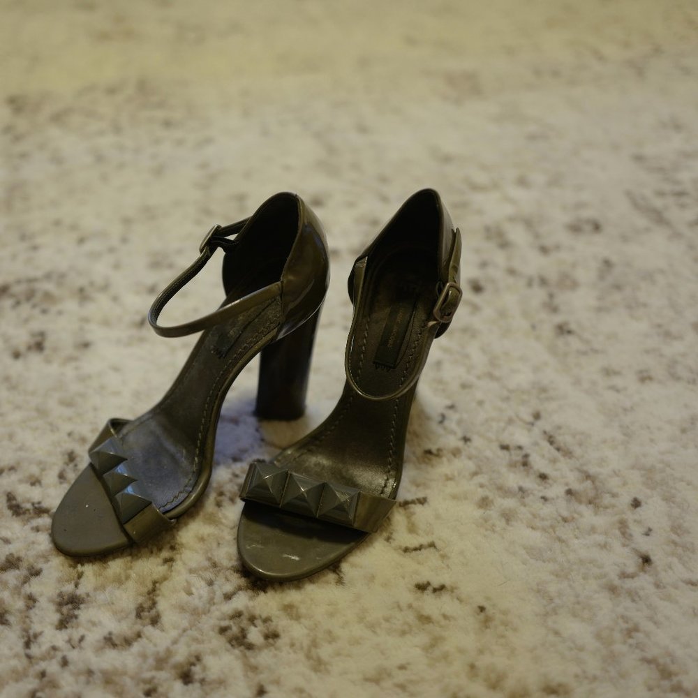Marc Jacobs  3-stud grey Heels